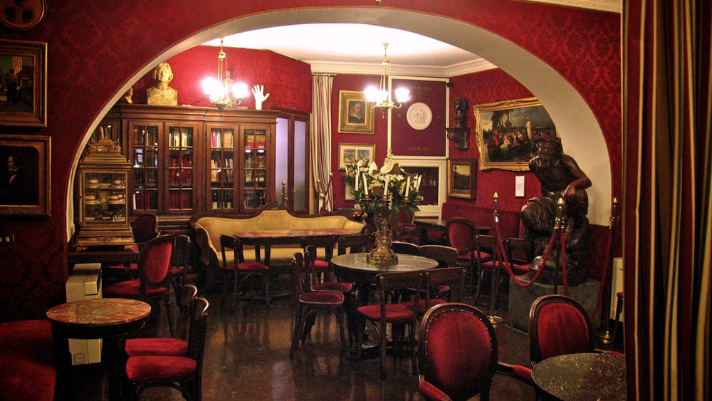 Cappucino et pâtisserie dans le plus ancien et le plus charmant café de Rome